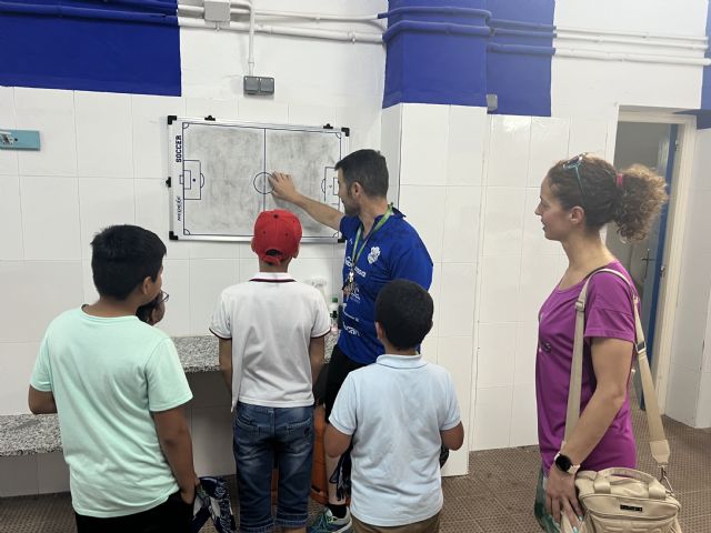 Visita del programa de inclusión de Cruz Roja Jumilla al Polideportivo con el Jumilla ACF - 2, Foto 2