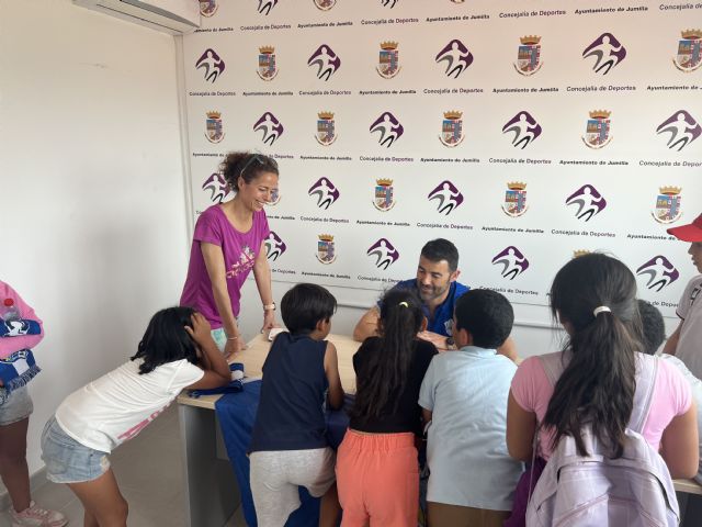 Visita del programa de inclusión de Cruz Roja Jumilla al Polideportivo con el Jumilla ACF - 3, Foto 3