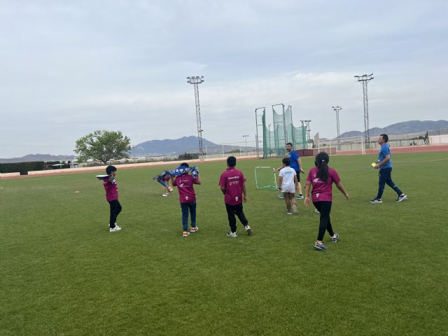 Visita del programa de inclusión de Cruz Roja Jumilla al Polideportivo con el Jumilla ACF - 4, Foto 4