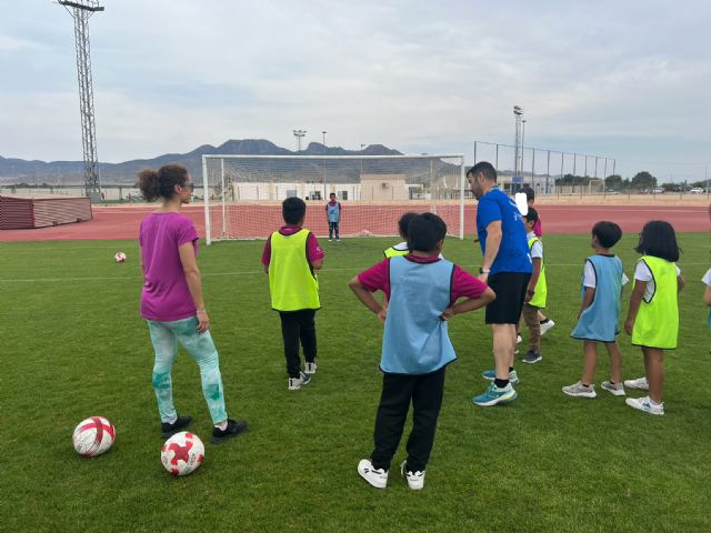 Visita del programa de inclusión de Cruz Roja Jumilla al Polideportivo con el Jumilla ACF - 5, Foto 5