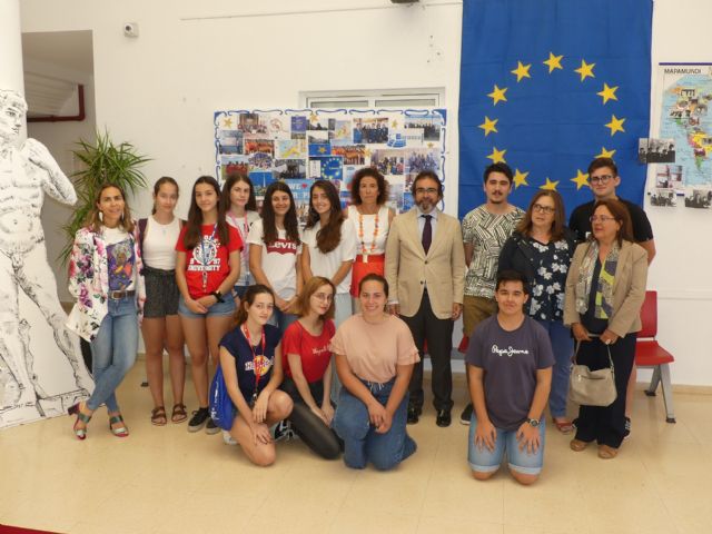 El consejero de Presidencia visita a los alumnos ganadores del concurso Euroscola - 1, Foto 1