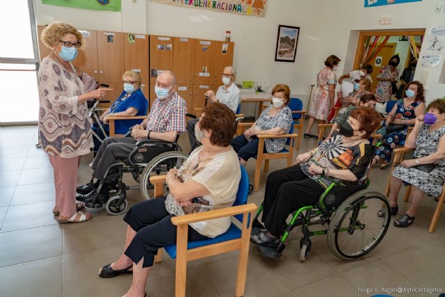 El Ayuntamiento pone en marcha una campaña para prevenir la soledad no deseada en las personas mayores - 1, Foto 1