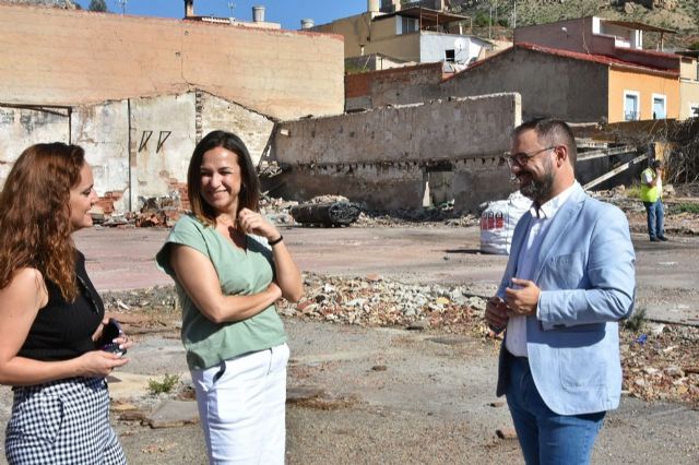 El alcalde de Lorca en funciones visita los trabajos de derribo de una antigua fábrica que permitirán conectar los barrios de San Lázaro y El Calvario - 1, Foto 1