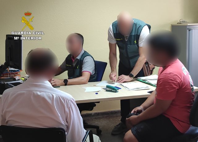 La Guardia Civil desarticula un grupo criminal dedicado a extorsionar a través de redes sociales - 2, Foto 2