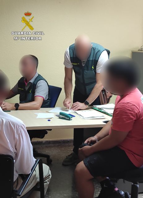 La Guardia Civil desarticula un grupo criminal dedicado a extorsionar a través de redes sociales - 3, Foto 3