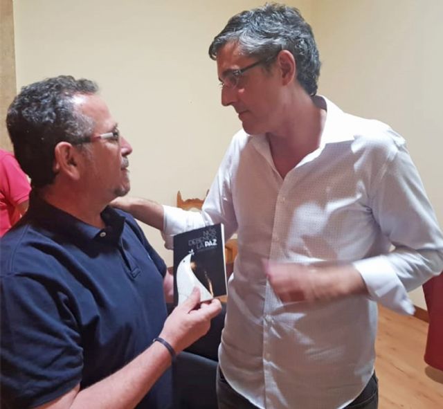 Eduardo Madina recibe un ejemplar de Nos debemos la paz de manos del poeta solanero Luis Díaz-Cacho Campillo - 1, Foto 1