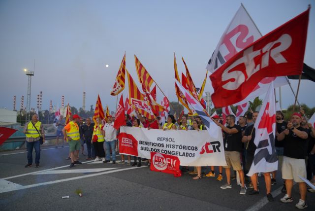 La huelga general en Repsol comienza con un seguimiento del 95% y se desarrolla sin incidentes - 1, Foto 1