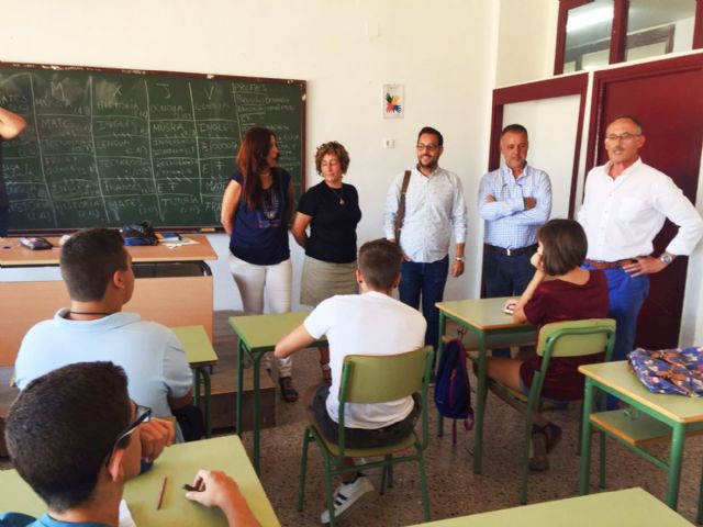 El concejal de Educación exige a la consejería una partida económica para el mantenimiento del IES Elcano - 2, Foto 2