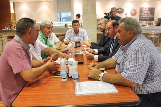 El presidente de la Comunidad Autónoma se reúne los representantes del sector agrario concentrados ante la Asamblea, Foto 2