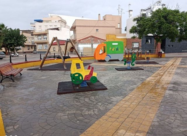 La Concejalía refuerza la limpieza y desinfección de los parques infantiles de la localidad - 1, Foto 1