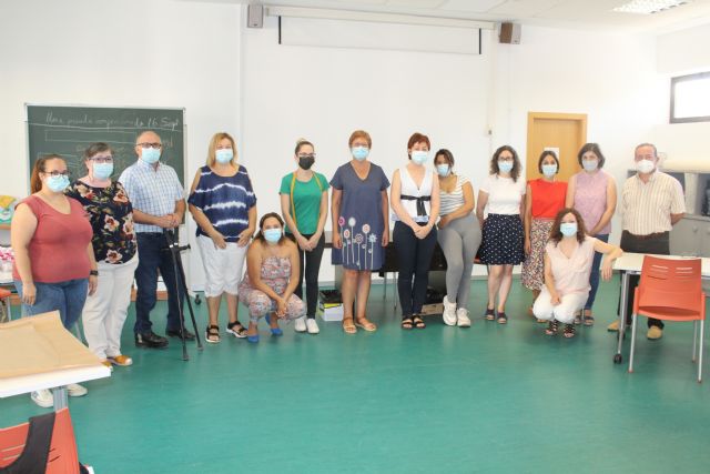 Doce alumnas están tomando parte en la acción formativa Arreglos y adaptaciones en prendas de textil y piel - 1, Foto 1