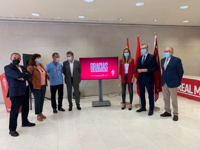 El consejero de Salud agradece a los profesionales la labor de vacunación que han realizado en el estadio Nueva Condomina - 1, Foto 1