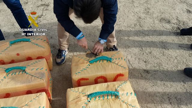 La Guardia Civil desmantela una red que distribuía hachís mediante una flota de aeronaves - 1, Foto 1