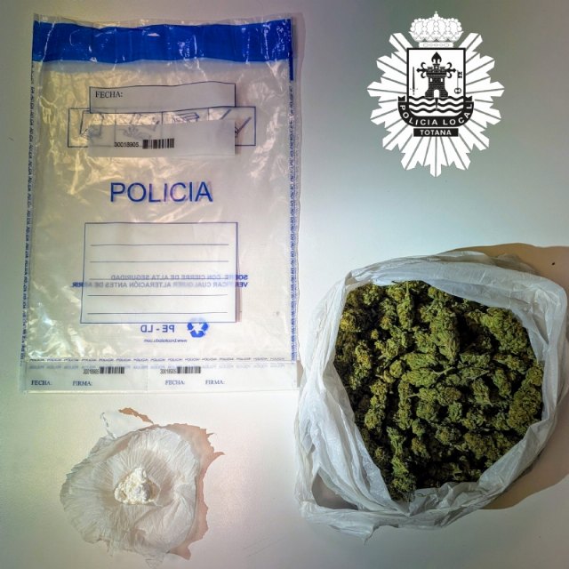 La Policía Local detiene a un individuo por tráfico de drogas, al que se le incautaron diferentes cantidades de marihuana y cocaína, Foto 1