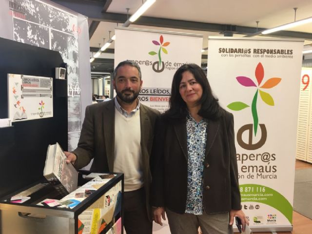 La Biblioteca Río Segura instala un buzón-contenedor para la donación de libros en beneficio de la asociación Traperos de Emaús - 1, Foto 1