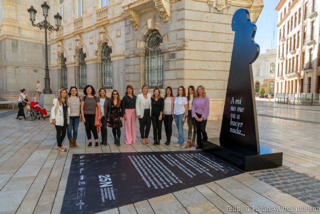 Un monumento temporal de tres metros homenajea en Cartagena a las víctimas de violencia de género - 1, Foto 1