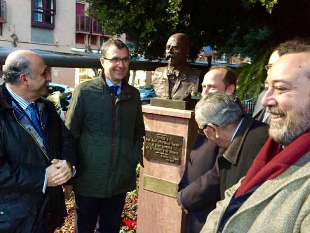 La Plaza Martínez Tornel acoge ya el busto del gran cronista de la memoria murciana - 1, Foto 1