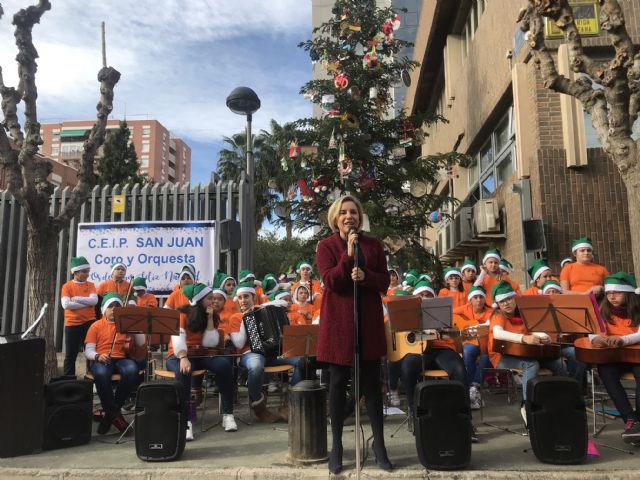 200 centros escolares participan con sus adornos en el árbol de Navidad de la Consejería de Educación - 1, Foto 1