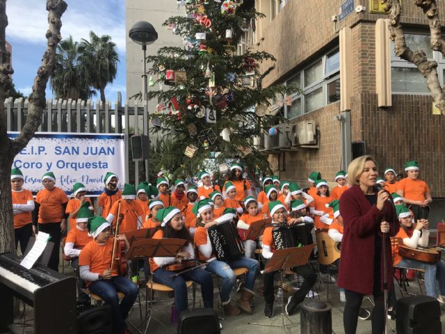 200 centros escolares participan con sus adornos en el árbol de Navidad de la Consejería de Educación - 2, Foto 2