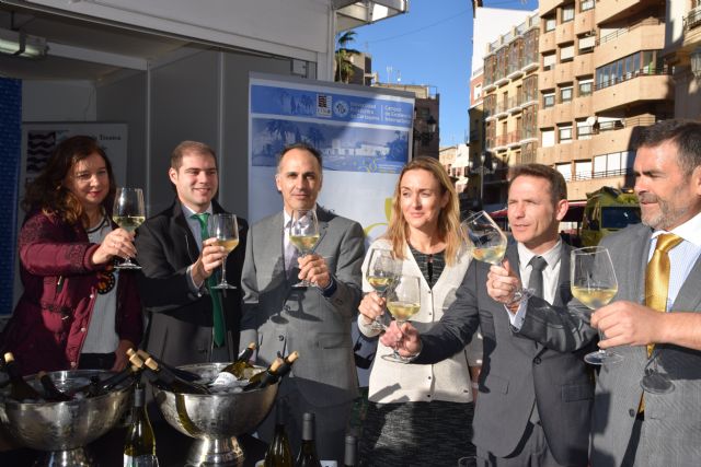 La UPCT presenta un vino de uva merseguera joven y otro macerado durante dos años - 1, Foto 1