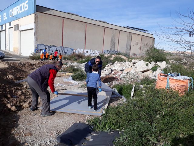 200 personas participan en la campaña de recogida de basura en la naturaleza en parajes de Alcantarilla - 1, Foto 1