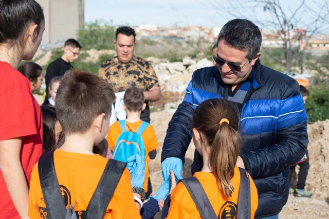 200 personas participan en la campaña de recogida de basura en la naturaleza en parajes de Alcantarilla - 2, Foto 2