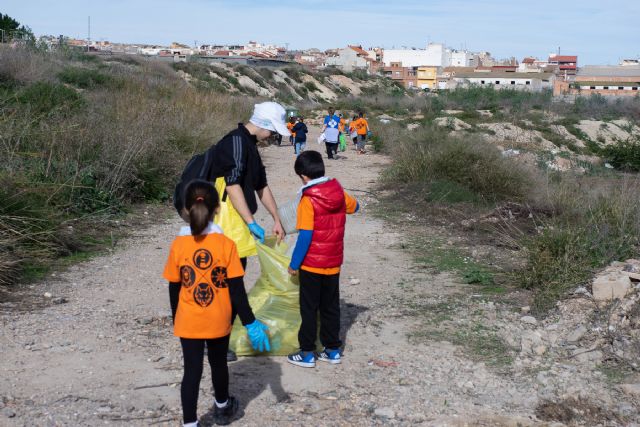 200 personas participan en la campaña de recogida de basura en la naturaleza en parajes de Alcantarilla - 3, Foto 3