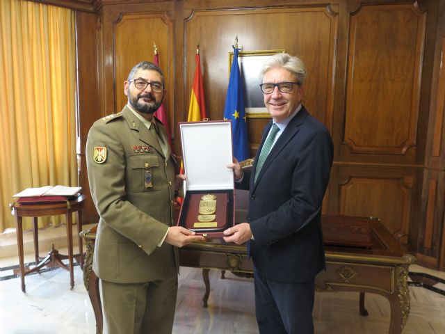 Visita institucional del coronel saliente y jefe del Regimiento de Artillería Antiaérea número 73 - 2, Foto 2