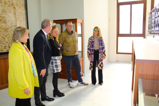 El Ayuntamiento entrega al Paso Blanco un arcón para la capilla del Cristo del Rescate - 1, Foto 1