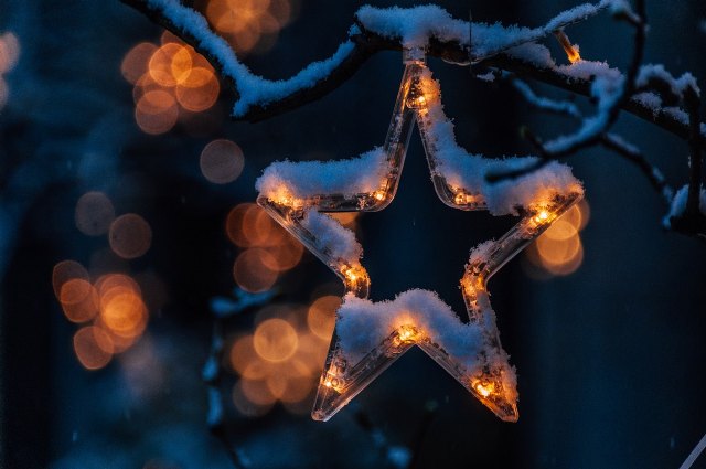 Una gran Estrella de Navidad adorna los comercios de Santa Eulalia estas fiestas - 1, Foto 1