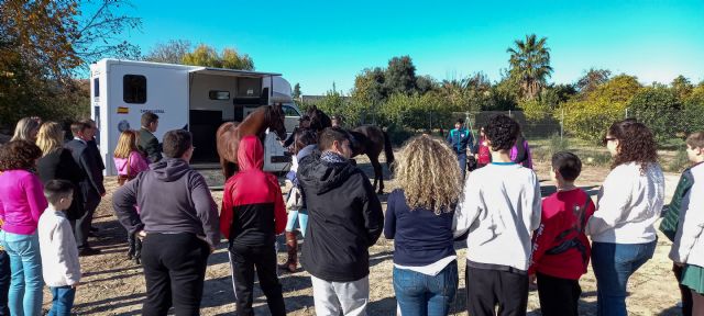 La Unidad de Caballería de la Policía Local visita a los alumnos del CEE Las Boqueras - 2, Foto 2