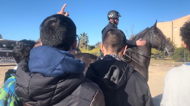 La Unidad de Caballería de la Policía Local visita a los alumnos del CEE Las Boqueras - 4, Foto 4