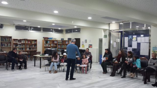 La Escuela Municipal de Familia llevó a La Manga un taller sobre Cómo jugar con los libros - 1, Foto 1