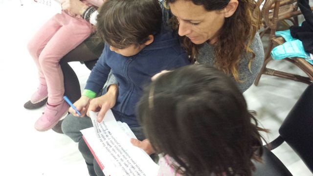 La Escuela Municipal de Familia llevó a La Manga un taller sobre Cómo jugar con los libros - 2, Foto 2