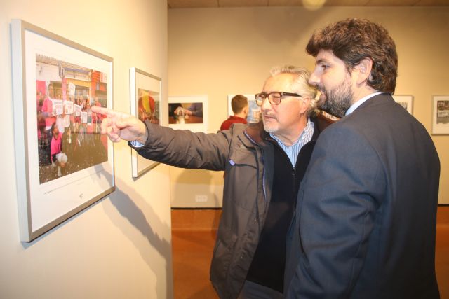 Fernando López Miras inaugura la exposición Fotoperiodismo 2017 - 1, Foto 1