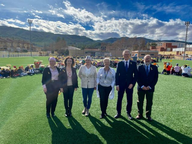 El consejero de Salud asiste a la lectura del manifiesto por el Día Internacional del Cáncer Infantil junto a cientos de escolares de El Palmar - 1, Foto 1