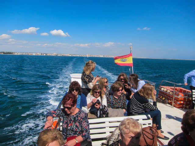 Casi 300 mujeres participan en una ruta guiada por el Mar Menor para conocer los valores ambientales de la laguna - 1, Foto 1