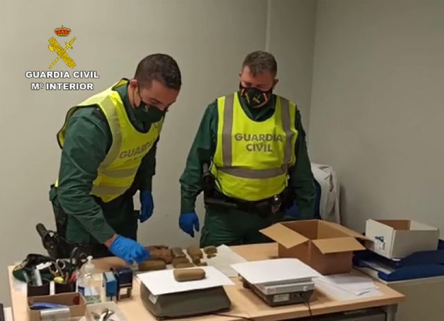 La Guardia Civil sorprende en Murcia a tres personas que trasladaban un kilo de hachís - 1, Foto 1