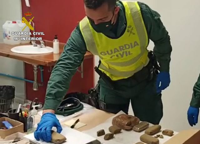 La Guardia Civil sorprende en Murcia a tres personas que trasladaban un kilo de hachís - 2, Foto 2