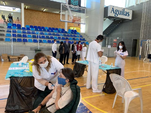 Moreno reclama a la consejería de Salud la ampliación de los horarios de vacunación para evitar las colas - 4, Foto 4