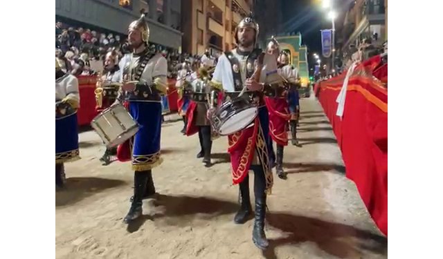 El Paso Blanco de Lorca muestra su apoyo a Ucrania al ritmo del Va, pensiero durante su procesión - 1, Foto 1