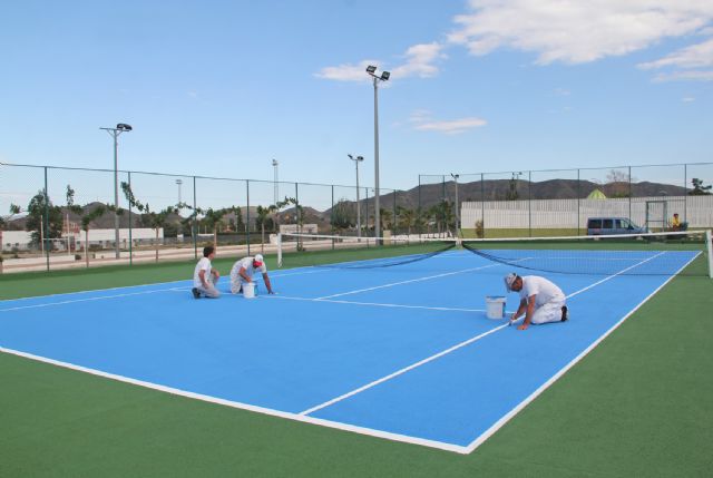El Ayuntamiento mejora las pistas de tenis de Puerto Lumbreras - 1, Foto 1