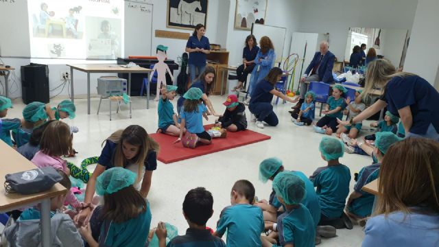 Ribera Hospital de Molina transforma las aulas escolares en quirófanos por un día a través de Operación cole - 1, Foto 1