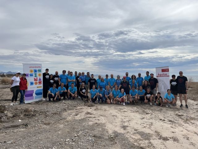 El voluntariado de CaixaBank y la Sede Permanente de la UMU en Águilas llevan a cabo una jornada de limpieza de playas - 1, Foto 1