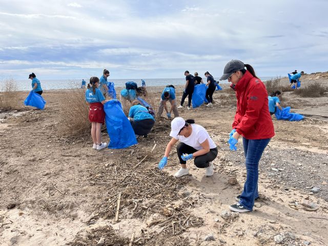 El voluntariado de CaixaBank y la Sede Permanente de la UMU en Águilas llevan a cabo una jornada de limpieza de playas - 2, Foto 2