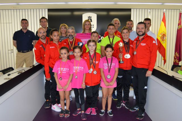 El club 'Bádminton Las Torres', homenajeado por sus 28 medallas en el campeonato regional - 1, Foto 1