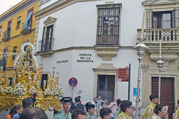 La Santísima Virgen del Carmen navegó por el río Guadalquivir en su paso procesional, estampa histórica para esta corporación en la ciudad de Sevilla - 2, Foto 2