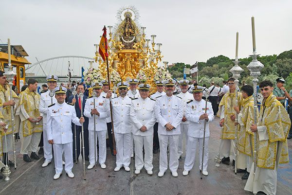 La Santísima Virgen del Carmen navegó por el río Guadalquivir en su paso procesional, estampa histórica para esta corporación en la ciudad de Sevilla - 3, Foto 3