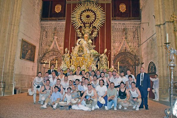 La Santísima Virgen del Carmen navegó por el río Guadalquivir en su paso procesional, estampa histórica para esta corporación en la ciudad de Sevilla - 5, Foto 5