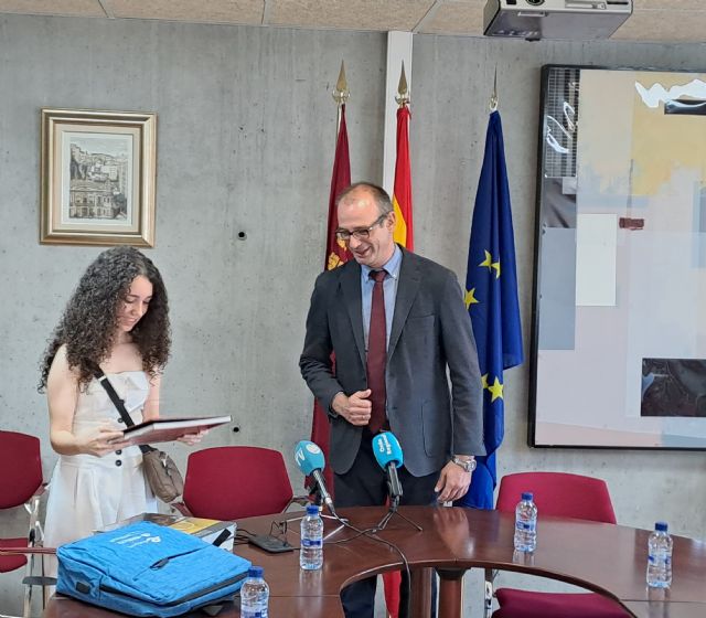 El consejero recibe a Inma Martínez, la estudiante que ha obtenido la mejor nota de la Región en la EBAU - 2, Foto 2